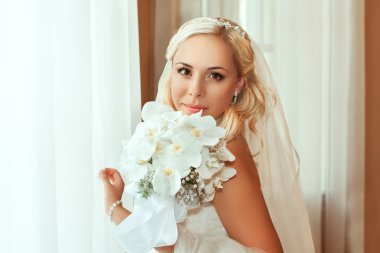 Kameraya bakarak güzel gelin portresi