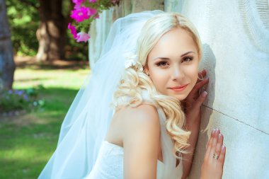 Kameraya bakarak güzel gelin portresi