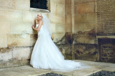 Beyaz bir gelinlikle çok güzel gelin