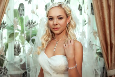 Kameraya bakarak güzel gelin portresi