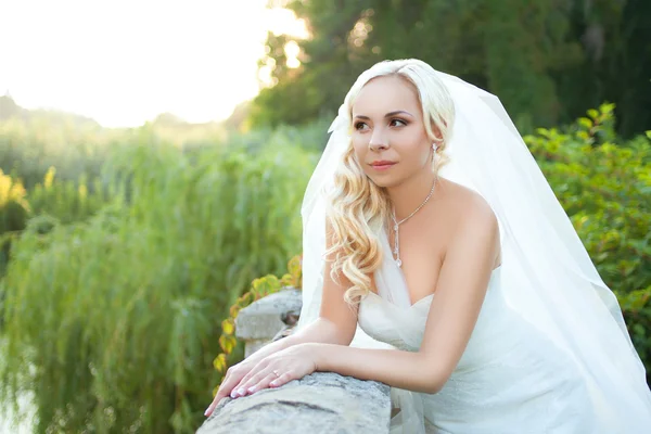 Retrato de noiva bonita olhando para a câmera — Fotografia de Stock