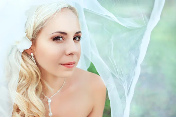 Портрет красивой невесты, смотрящей в камеру — стоковое фото