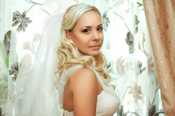 Portrait of pretty bride looking at camera — Stock Photo, Image