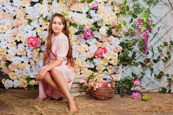 Молода жінка з красивими весняними квітами — стокове фото