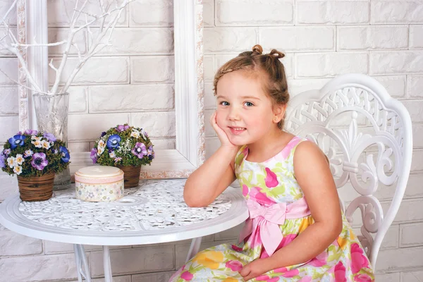 Linda niña con flores de primavera —  Fotos de Stock