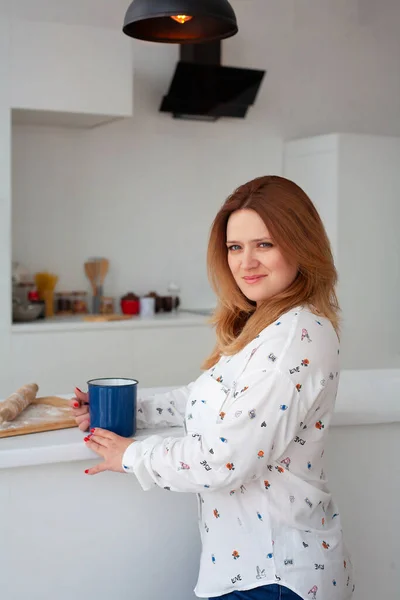 Middle-aged woman in the light kitchen room — Stock Photo, Image