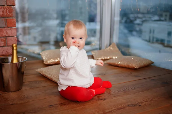 Blond dítě dívka let v interiéru ve večerních hodinách — Stock fotografie