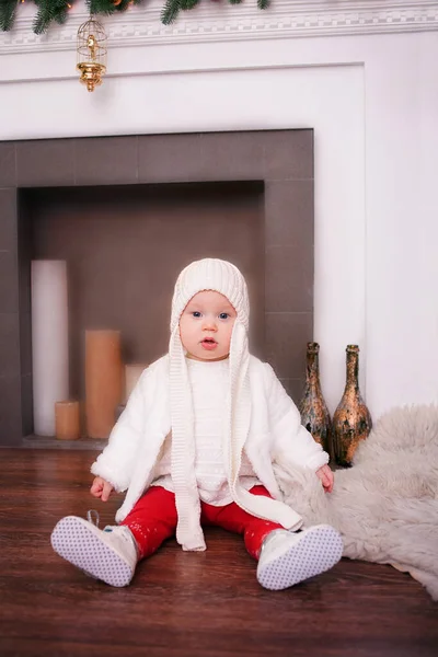 Blond baby girl years old in the interior in the evening — Stock Photo, Image