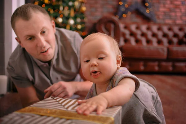 Happy dad with little daughter one, two years old playing at home — Stock Photo, Image