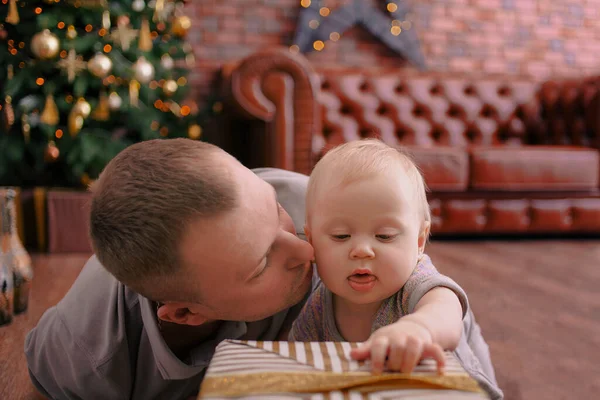 Glücklicher Vater mit kleiner Tochter ein, zwei Jahre alt, zu Hause spielend — Stockfoto