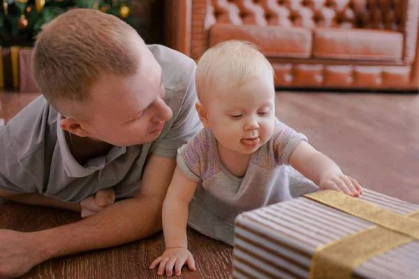 Papa heureux avec une petite fille, deux ans jouant à la maison — Photo