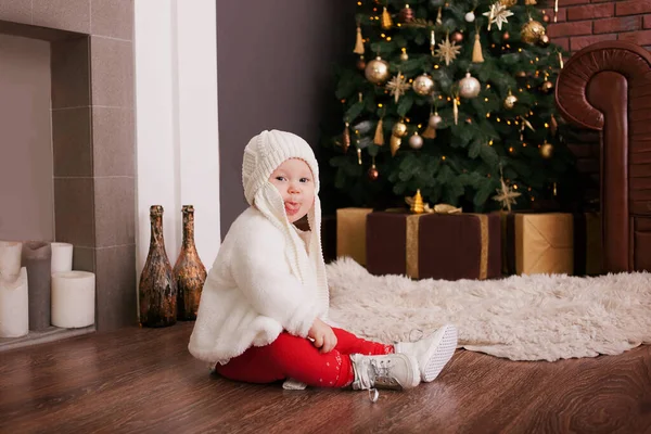 Bebê feliz sorriso perto da árvore de Natal — Fotografia de Stock