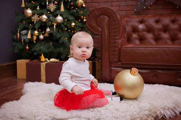 Happy baby leende nära julgranen — Stockfoto
