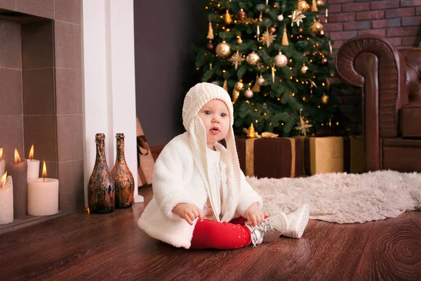 Sonrisa del bebé feliz cerca del árbol de Navidad —  Fotos de Stock