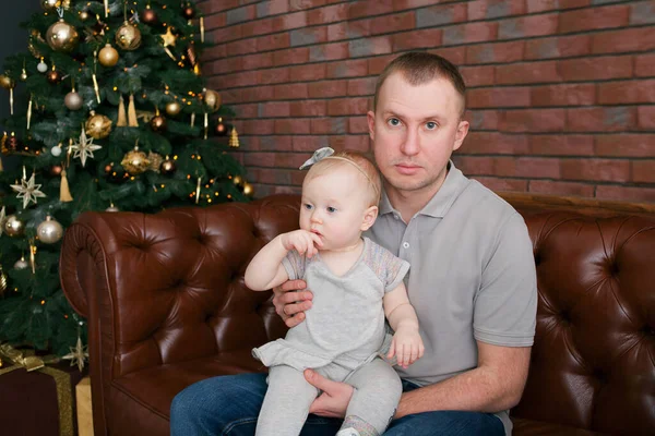 Felice padre e figlia vicino all'albero di Natale — Foto Stock