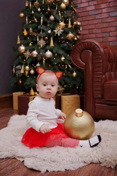 クリスマス ツリー近く幸せな赤ちゃんの笑顔 — ストック写真