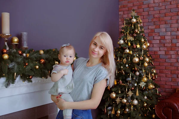 Šťastný matka a dcera u vánočního stromu — Stock fotografie