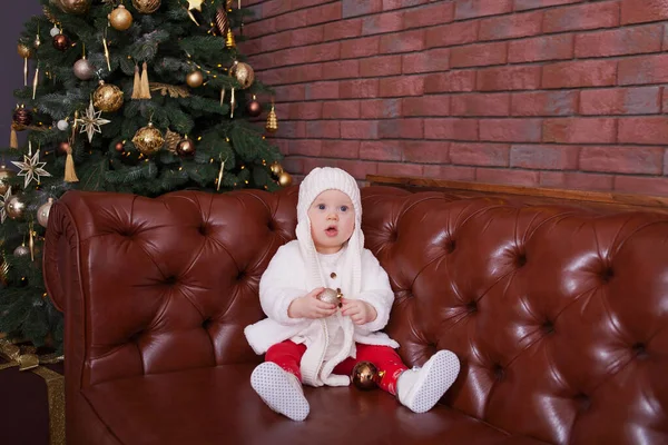 クリスマス ツリー近く幸せな赤ちゃんの笑顔 — ストック写真