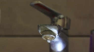 Musluktan damlayan su, yakın plan.