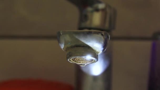 Acqua gocciolante da un rubinetto arrugginito primo piano. — Video Stock