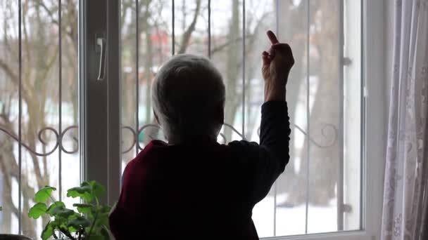 Nonna mostra il dito medio fuori dalla finestra. — Video Stock