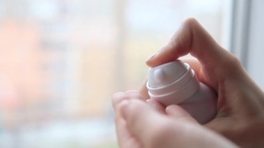 Kadın eli diğer ele köpük sürükler.