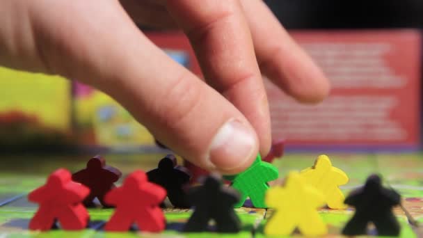 Επιτραπέζιο παιχνίδι με πλακάκια και ξύλινα κομμάτια παιχνιδιού close-up. — Αρχείο Βίντεο