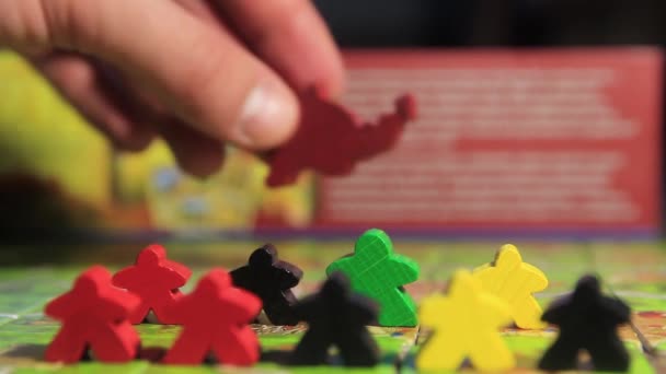 Επιτραπέζιο παιχνίδι με πλακάκια και ξύλινα κομμάτια παιχνιδιού close-up. — Αρχείο Βίντεο