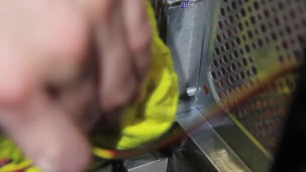 Een mensenhand veegt de binnenkant van een computersysteem van stof af. — Stockvideo