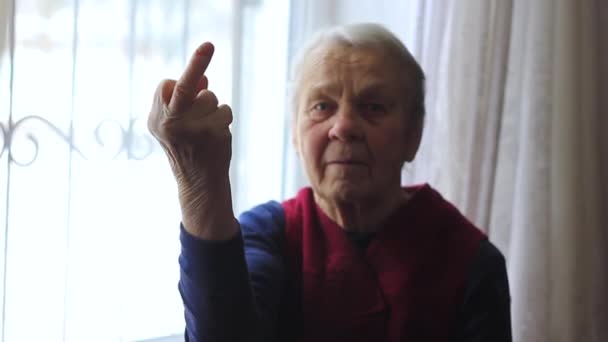 Grandma shows her middle finger. — Stock Video