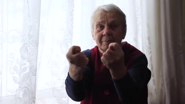 Elderly woman showing an obscene hand gesture — Stock Video