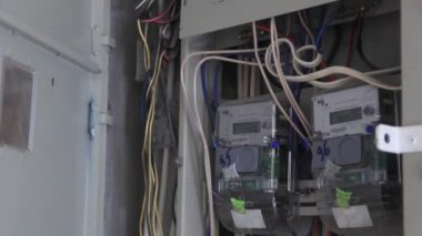 Bir kadının eli bir kontrol odasını elektrikli fırçayla açar ve ölçümleri alır..