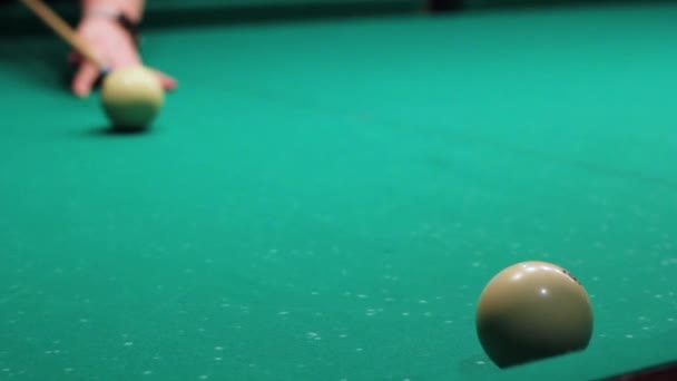 Mans hand beats a billiard ball close-up — Stock Video