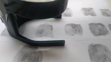 Bir kağıt kaplama üzerinde lensli parmak izleri..