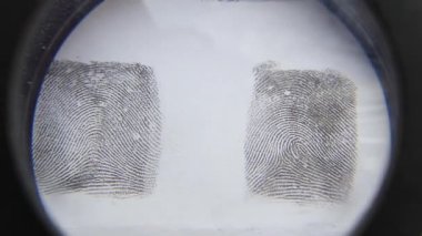 Üzerinde parmak izi olan bir büyüteç.