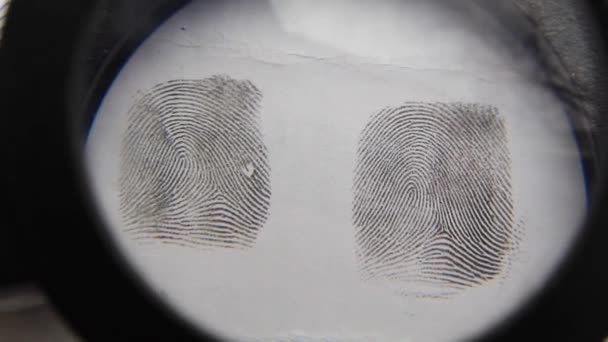 Lupe Vergrößert Fingerabdrücke Auf Weißem Papier Aus Nächster Nähe — Stockvideo