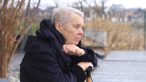 Yaşlı Kadın Büyükanne Oturur Sıkılmış Hayal Kurar — Stok video