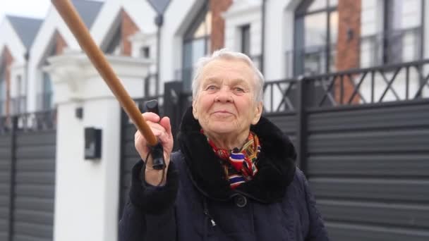 Bonne Femme Âgée Grand Mère Agitant Bâton Dans Une Humeur — Video