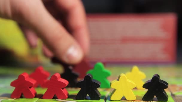 Επιτραπέζιο Παιχνίδι Πλακάκια Και Ξύλινα Κομμάτια Παιχνιδιού Close — Αρχείο Βίντεο