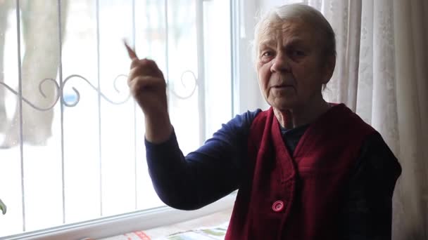 Elderly Woman Waving Her Finger Talking — Video