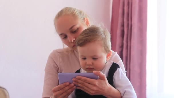 Mom Her Little Baby Mobile Phone — Vídeo de stock