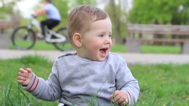 Bambino Piccolo Sta Parlando Nel Parco Bolle Sapone Volano Intorno — Video Stock