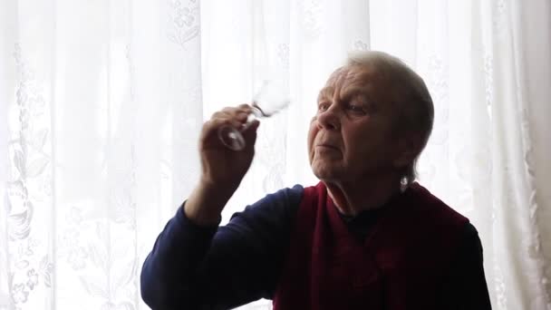 Una Anciana Una Abuela Sostiene Vaso Sus Manos Examina — Vídeos de Stock