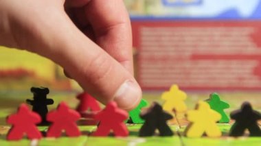 Kiremitleri ve ahşap parçaları olan masa oyunu leşi.