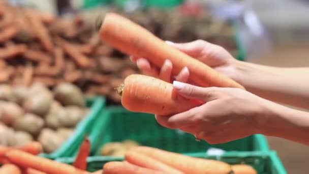 Womens Hands Choose Carrot Supermarket — Stockvideo