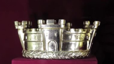 Gold crown jewels ile