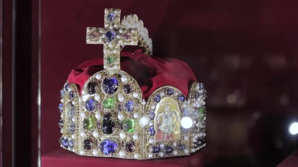 Beautiful Jewel Crown Ruby Diamond Stones Velvet Color Blur Effects — Stockvideo