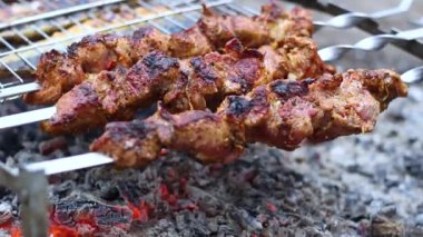 preparation of skewers of meat on skewers