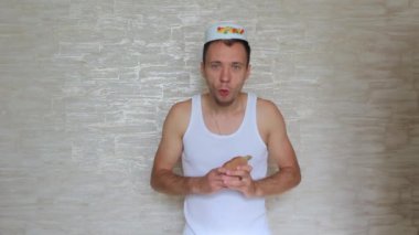 Adam kafasında bir tabak ve süpürgeyle oynuyordu.