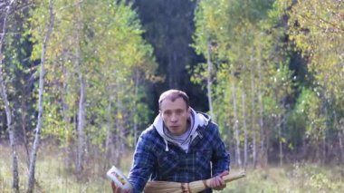 Adam süpürgeyle bir dans ayarladı.